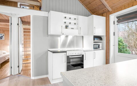 Heina - 25Km from the Sea: Hout, Keuken, Plafond, Toestel Van De Keuken, Major Appliance, Kamer, Countertop, Cabinetry, Zolder, Huishoudapparatuur