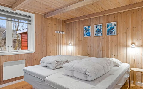 Heina - 25Km from the Sea: Hout, Slaapkamer, Plafond, Bed, Interieur Ontwerp, Verdieping, Laken, Huis, Bedding, Meubilair