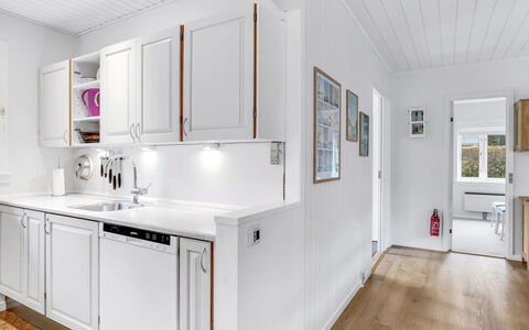 Siiri - 28Km from the Sea: Flooring, Major Appliance, Hout, Interieur Ontwerp, Keuken, Toestel Van De Keuken, Verdieping, Cabinetry, Countertop, Plafond