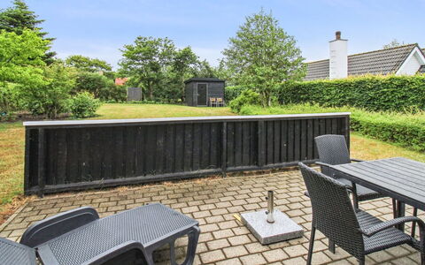 Siouxsie - 500M from the Sea: Tuin, Gazon, Schaduw, Backyard, Landscaping, Werf, Buitenmeubels, Hardwood, Beits, Kunstgras