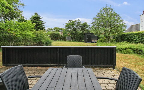 Siouxsie - 500M from the Sea: Meubilair, Buitenmeubels, Tuin, Schaduw, Backyard, Gazon, Buitentafel, Landscaping, Stoel, Hardwood
