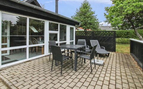 Siouxsie - 500M from the Sea: Meubilair, Huis, Woongebied, Flooring, Deur, Verdieping, Stoel, Veranda, Buitenmeubels, Schaduw