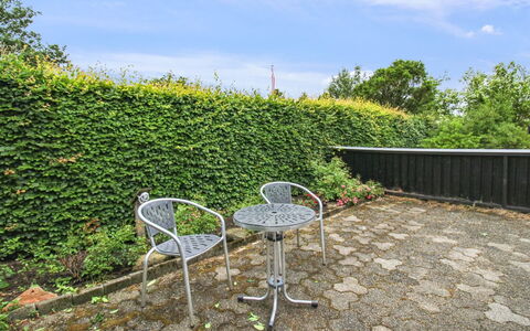 Siouxsie - 500M from the Sea: Groen, Struik, Haag, Groundcover, Tuin, Schaduw, Landscaping, Backyard, Evergreen