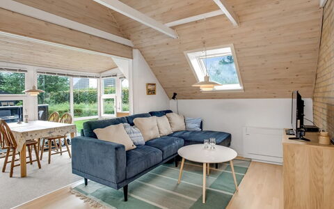 Siouxsie - 500M from the Sea: Meubilair, Interieur Ontwerp, Flooring, Verdieping, Hout, Plafond, Bankstel, Kamer, Woonkamer, Houten Vloer