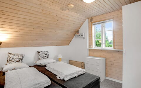 Siouxsie - 500M from the Sea: Hout, Interieur Ontwerp, Slaapkamer, Bed, Meubilair, Plafond, Huis, Kamer, Verdieping, Flooring