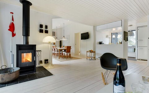 Judyta - 1Km from the Sea: Flooring, Verdieping, Hout, Houten Vloer, Interieur Ontwerp, Plafond, Woonkamer, Huis, Kamer, Meubilair
