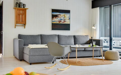 Judyta - 1Km from the Sea: Meubilair, Interieur Ontwerp, Bankstel, Flooring, Verdieping, Woonkamer, Hout, Tafel, Kamer