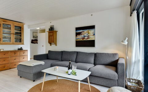 Judyta - 1Km from the Sea: Meubilair, Bankstel, Interieur Ontwerp, Flooring, Woonkamer, Verdieping, Hout, Kamer, Tafel, Huis