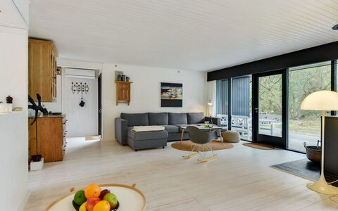 Judyta - 1Km from the Sea: Meubilair, Interieur Ontwerp, Flooring, Bankstel, Verdieping, Hout, Plafond, Woonkamer, Kamer, Verlichting