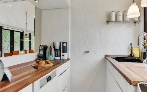 Judyta - 1Km from the Sea: Countertop, Keuken, Interieur Ontwerp, Flooring, Meubilair, Toestel Van De Keuken, Hout, Cabinetry, Loodgieterswerkinrichting, Verdieping