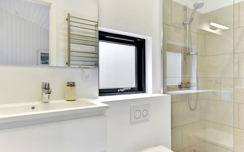 Judyta - 1Km from the Sea: Badkamer, Interieur Ontwerp, Loodgieterswerkinrichting, Flooring, Verdieping, Spiegel, Loodgieter, Kraan, Badkamerkast, Kamer
