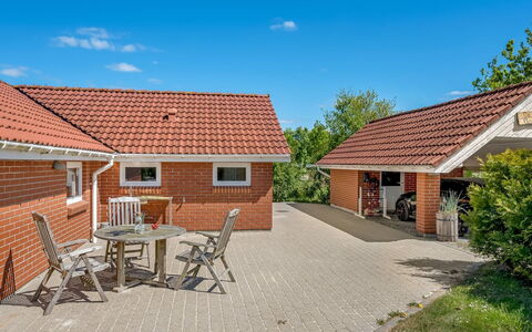 Erp - 10Km from the Sea: Dak, Huis, Huis, Verblijf, Deur, Siding, Dek, Veranda, Plank, Hardwood