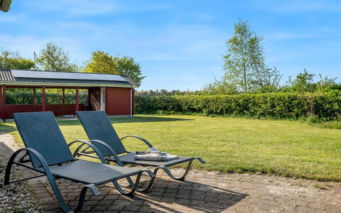 Liam - 800M to the Fjord: Buitenmeubels, Meubilair, Stoel, Tuin, Schaduw, Gazon, Landscaping, Werf, Hardwood, Ligstoel