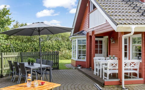 Liam - 800M to the Fjord: Meubilair, Buitenmeubels, Stoel, Huis, Verblijf, Dak, Tuin, Buitentafel, Schaduw, Veranda