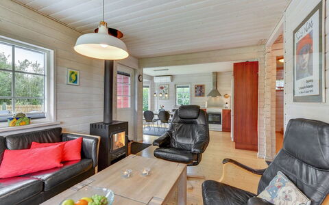 Liam - 800M to the Fjord: Hout, Plafond, Meubilair, Huis, Woonkamer, Verdieping, Kamer, Bankstel, Verblijf, Deur