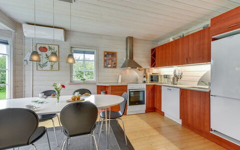 Liam - 800M to the Fjord: Flooring, Interieur Ontwerp, Keuken, Hout, Meubilair, Plafond, Verdieping, Countertop, Keuken En Eettafel, Stoel