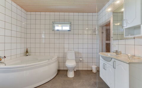 Liam - 800M to the Fjord: Flooring, Loodgieterswerkinrichting, Badkamer, Verdieping, Interieur Ontwerp, Plafond, Loodgieter, Kraan, Kamer, Wastafel In De Badkamer