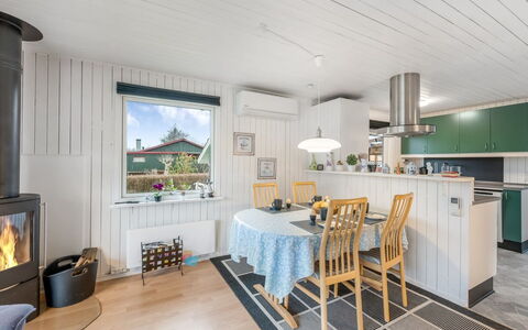 Fritzie - 600M to the Fjord: Hout, Huis, Huis, Plafond, Interieur Ontwerp, Meubilair, Flooring, Keuken, Verblijf, Countertop