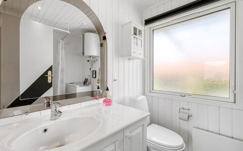 Fritzie - 600M to the Fjord: Loodgieterswerkinrichting, Badkamer, Interieur Ontwerp, Plafond, Flooring, Kraan, Verdieping, Wastafel, Loodgieter, Wastafel In De Badkamer