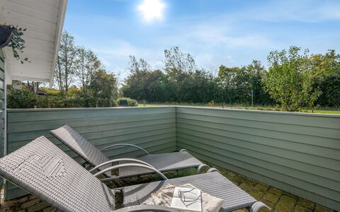 Fritzie - 600M to the Fjord: Buitenmeubels, Schaduw, Tuin, Werf, Landscaping, Backyard, Gazon, Buitentafel, Eco Hotel, Siding