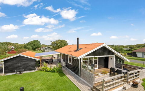 Fritzie - 600M to the Fjord: Huis, Dak, Huis, Verblijf, Struik, Groundcover, Landgoed, Boerderij, Siding, Garden Gebouwen