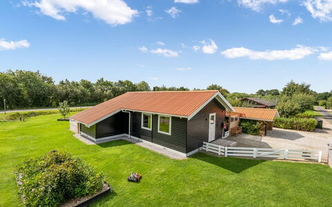 Fritzie - 600M to the Fjord: Huis, Dak, Huis, Verblijf, Struik, Groundcover, Landgoed, Boerderij, Siding, Garden Gebouwen