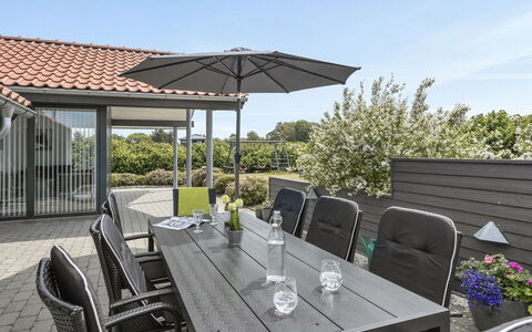 Donka - 300M to the Fjord: Dak, Huis, Land Lot, Huis, Verblijf, Landgoed, Garden Gebouwen, Schaduw, Blokhut, Landscaping