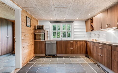 Yvonna - 350M to the Fjord: Hout, Flooring, Plafond, Verdieping, Hardwood, Beits, Countertop, Keuken, Houten Vloer, Cabinetry