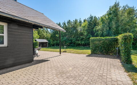 Yvonna - 350M to the Fjord: Tuin, Groundcover, Verblijf, Schaduw, Oprit, Gazon, Landscaping, Siding, Backyard, Flagstone