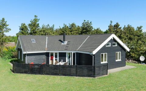 Tydkil - 300M to the Fjord: Dak, Huis, Huis, Verblijf, Siding, Architectuur, Woongebied, Deur, Veranda, Gazon