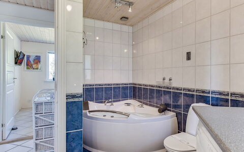 Tydkil - 300M to the Fjord: Flooring, Loodgieterswerkinrichting, Verdieping, Interieur Ontwerp, Badkamer, Plafond, Bad, Loodgieter, Tegel, Kraan