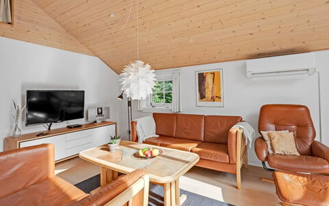 Herminia - 350M to the Fjord: Meubilair, Interieur Ontwerp, Hout, Flooring, Bankstel, Plafond, Kamer, Woonkamer, Verdieping, Verlichting