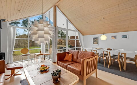 Herminia - 350M to the Fjord: Interieur Ontwerp, Meubilair, Plafond, Hout, Lichte Inrichting, Flooring, Woonkamer, Bankstel, Verdieping, Verlichting