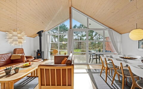 Herminia - 350M to the Fjord: Meubilair, Interieur Ontwerp, Hout, Plafond, Flooring, Stoel, Lichte Inrichting, Verdieping, Keuken En Eettafel, Woonkamer