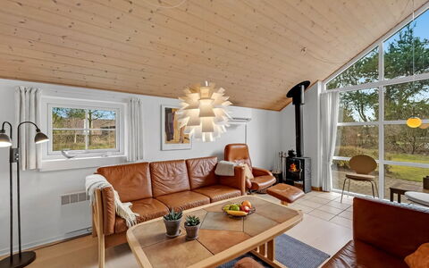 Herminia - 350M to the Fjord: Meubilair, Interieur Ontwerp, Lichte Inrichting, Flooring, Hout, Plafond, Bankstel, Woonkamer, Verdieping, Verlichting