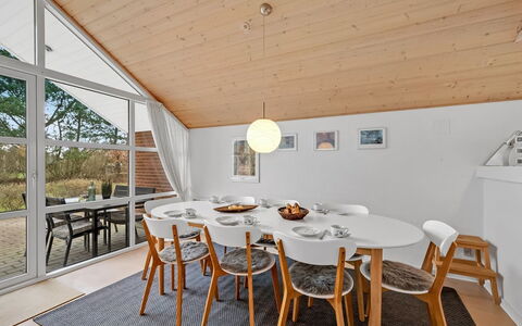 Herminia - 350M to the Fjord: Meubilair, Hout, Flooring, Interieur Ontwerp, Keuken En Eettafel, Plafond, Eetkamer, Verdieping, Stoel, Tafel