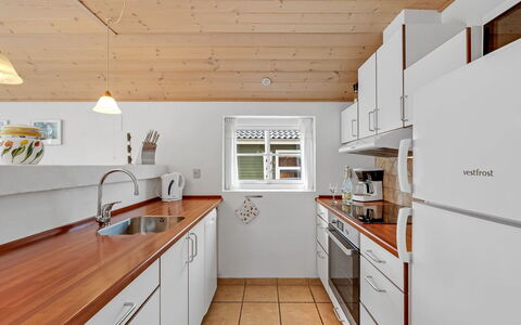 Herminia - 350M to the Fjord: Keuken, Flooring, Countertop, Interieur Ontwerp, Hout, Plafond, Verdieping, Meubilair, Cabinetry, Toestel Van De Keuken