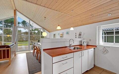 Herminia - 350M to the Fjord: Flooring, Interieur Ontwerp, Hout, Plafond, Verdieping, Meubilair, Keuken, Countertop, Huis, Cabinetry