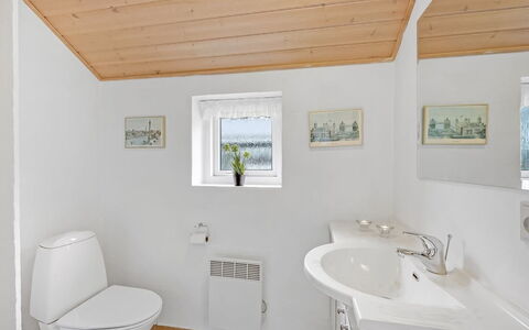 Herminia - 350M to the Fjord: Loodgieterswerkinrichting, Hout, Flooring, Verdieping, Interieur Ontwerp, Plafond, Wastafel In De Badkamer, Wastafel, Badkamer, Loodgieter