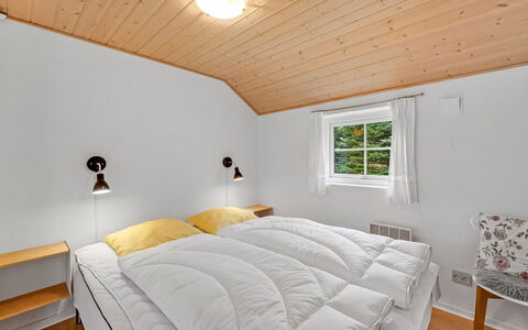 Herminia - 350M to the Fjord: Hout, Plafond, Interieur Ontwerp, Slaapkamer, Bed, Huis, Verdieping, Kamer, Bed Frame, Bedding