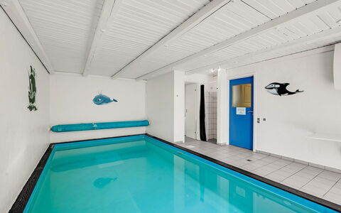 Aarni - 250M to the Fjord: Zwembad, Flooring, Verdieping, Interieur Ontwerp, Plafond, Samengesteld Materiaal, Toevlucht, Hotel, Ontwerp, Daylighting