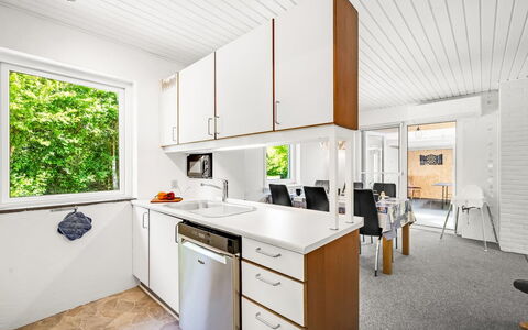 Aarni - 250M to the Fjord: Keuken, Hout, Flooring, Interieur Ontwerp, Countertop, Verdieping, Plafond, Major Appliance, Cabinetry, Toestel Van De Keuken