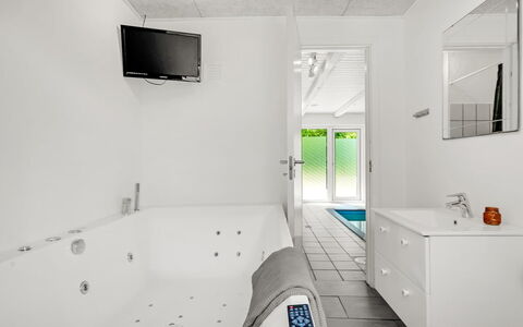 Aarni - 250M to the Fjord: Flooring, Verdieping, Interieur Ontwerp, Loodgieterswerkinrichting, Plafond, Bad, Loodgieter, Kamer, Badkamer, Kraan