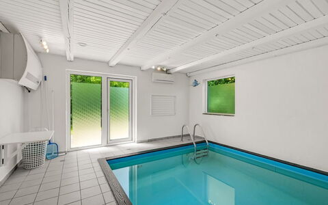 Aarni - 250M to the Fjord: Zwembad, Flooring, Verdieping, Plafond, Samengesteld Materiaal, Toevlucht, Ontwerp, Eco Hotel, Hotel, Daylighting