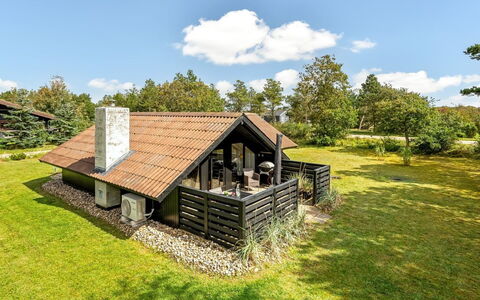 Raita - 350M to the Fjord: Meubilair, Hout, Interieur Ontwerp, Flooring, Verdieping, Stoel, Kamer, Plafond, Woonkamer, Appartement