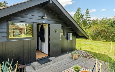 Raita - 350M to the Fjord: Meubilair, Hout, Interieur Ontwerp, Flooring, Verdieping, Stoel, Kamer, Plafond, Woonkamer, Appartement