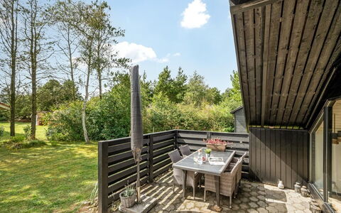Raita - 350M to the Fjord: Meubilair, Hout, Interieur Ontwerp, Flooring, Verdieping, Stoel, Kamer, Plafond, Woonkamer, Appartement