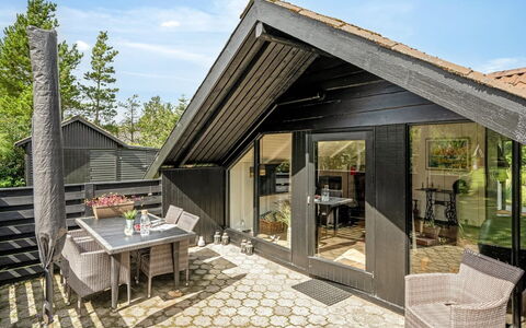 Raita - 350M to the Fjord: Meubilair, Hout, Interieur Ontwerp, Flooring, Verdieping, Stoel, Kamer, Plafond, Woonkamer, Appartement