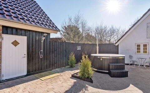 Malene - 700M to the Fjord: Dak, Huis, Huis, Verblijf, Siding, Landgoed, Oprit, Garden Gebouwen, Werf, Schuur