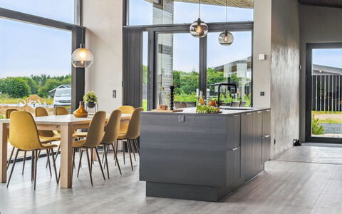 Anelle - 500M from the Sea: Flooring, Interieur Ontwerp, Meubilair, Verdieping, Keuken, Countertop, Lichte Inrichting, Stoel, Houten Vloer, Plafond